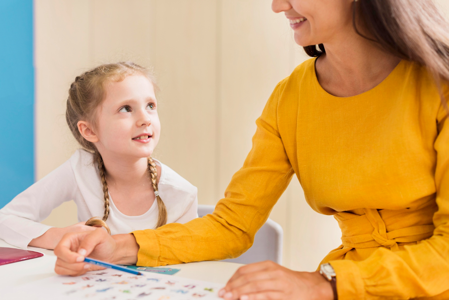 Operatore che affianca una persona in un'attività educativa o comunicativa